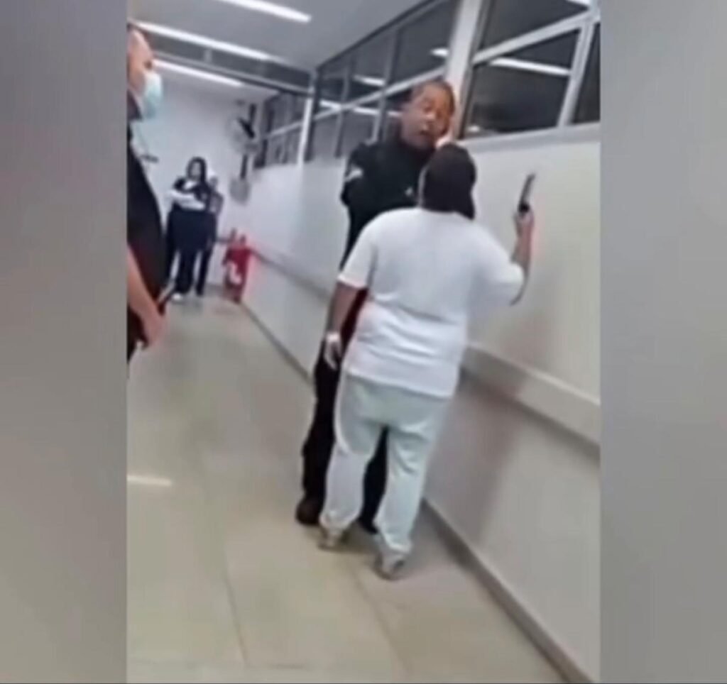 Mulher esfrega laudo médico no rosto de vigilante, ele revida e confusão vai parar na delegacia