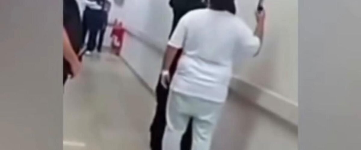 Mulher esfrega laudo médico no rosto de vigilante, ele revida e confusão vai parar na delegacia