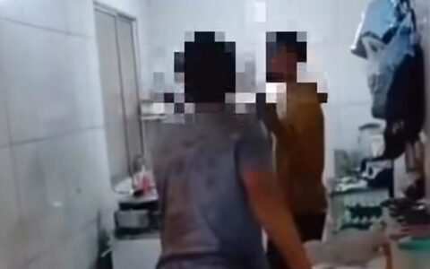 Filho agride a própria mãe com socos e empurrões dentro de casa
