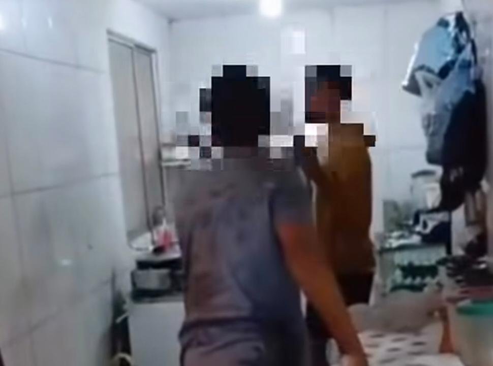 Filho agride a própria mãe com socos e empurrões dentro de casa